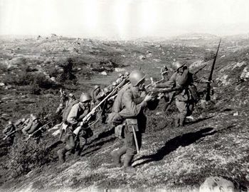 войска Северо-Кавказского фронта в ожесточенных боях изматывали противника