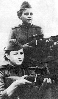 Алия Молдагулова ( внизу )и её пара Анна Яковлева.